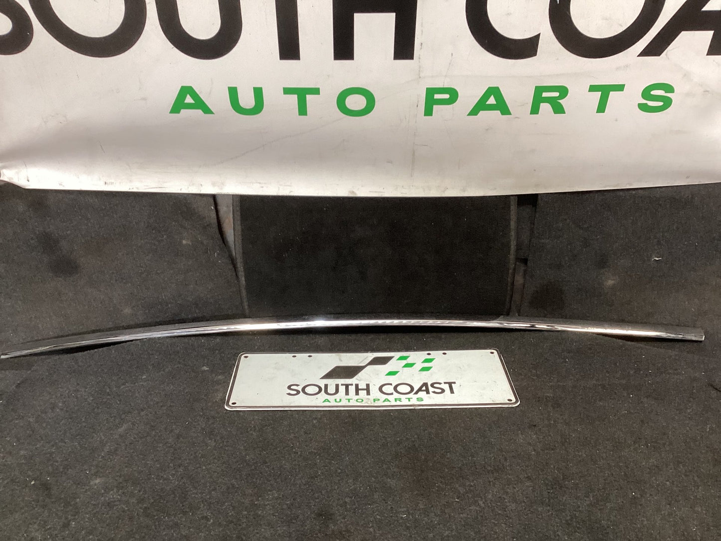Holden Calais VE 6G1EX55768L940846 Right Front Door Moulding
