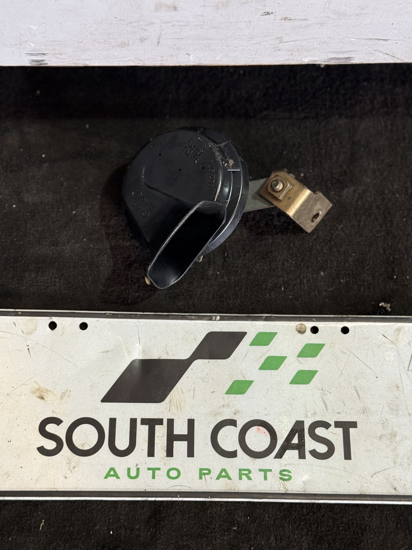 2005-2006 Holden Commodore VZ Horn A28657625