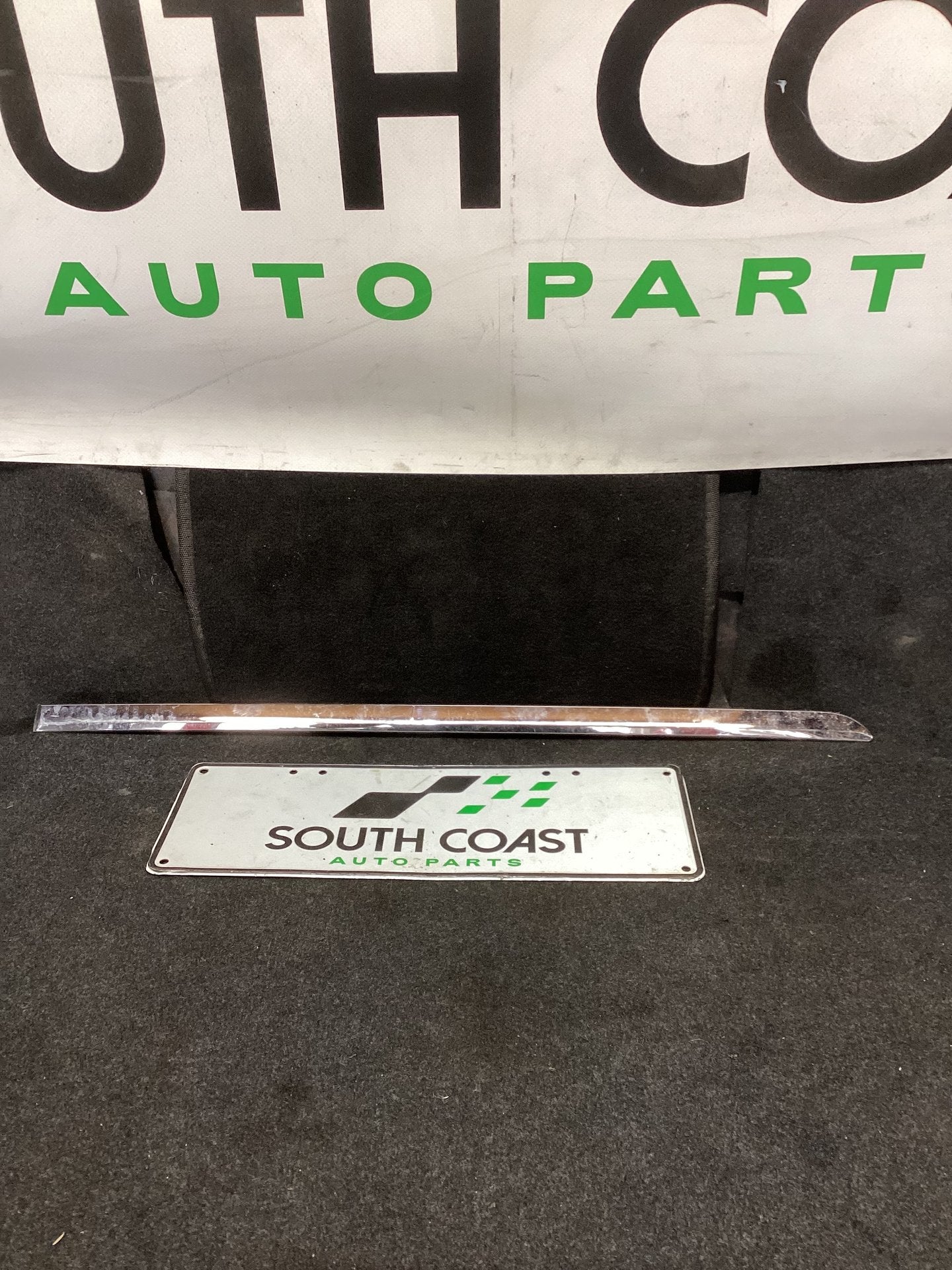 Holden Calais VE 6G1EX55768L940846 Right Rear Door Moulding