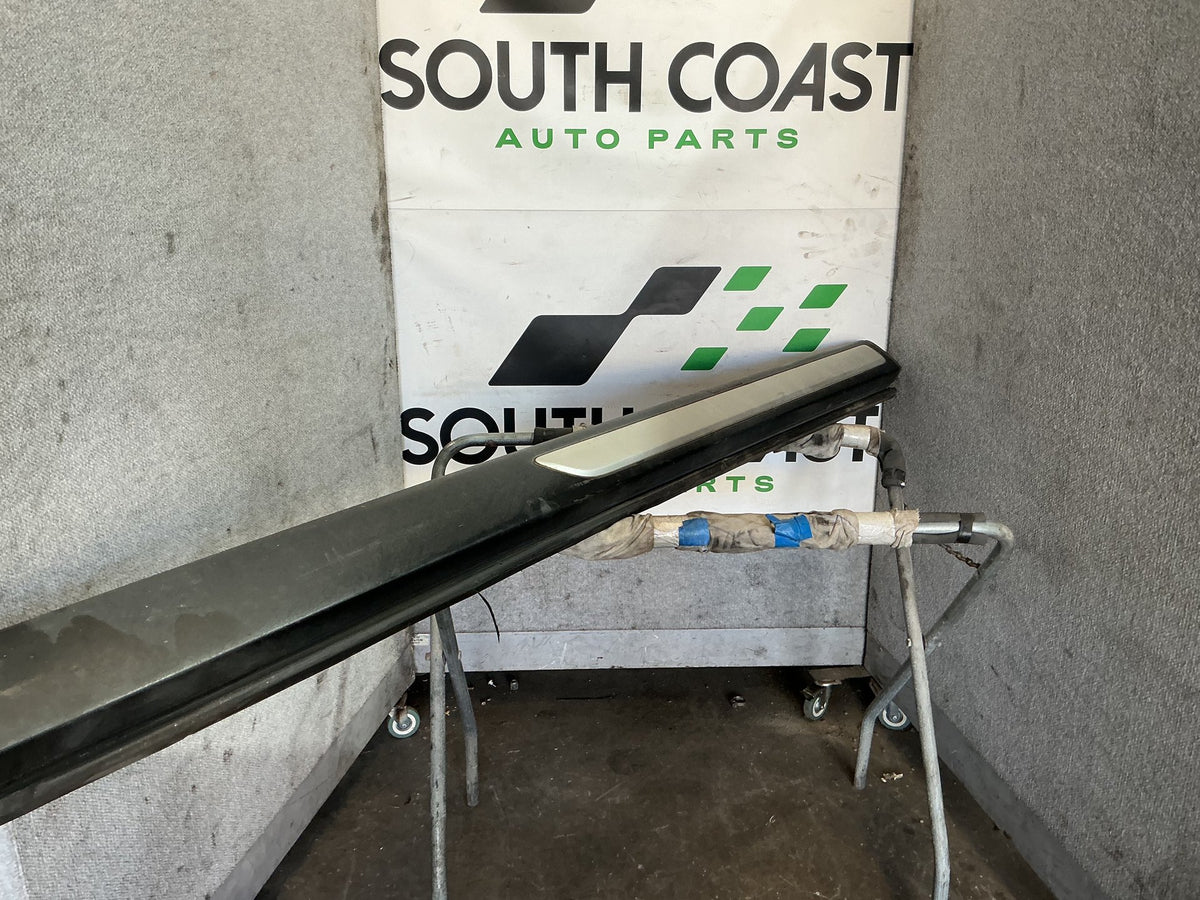 2005 Holden Adventra VZSX6 Right Side Skirt