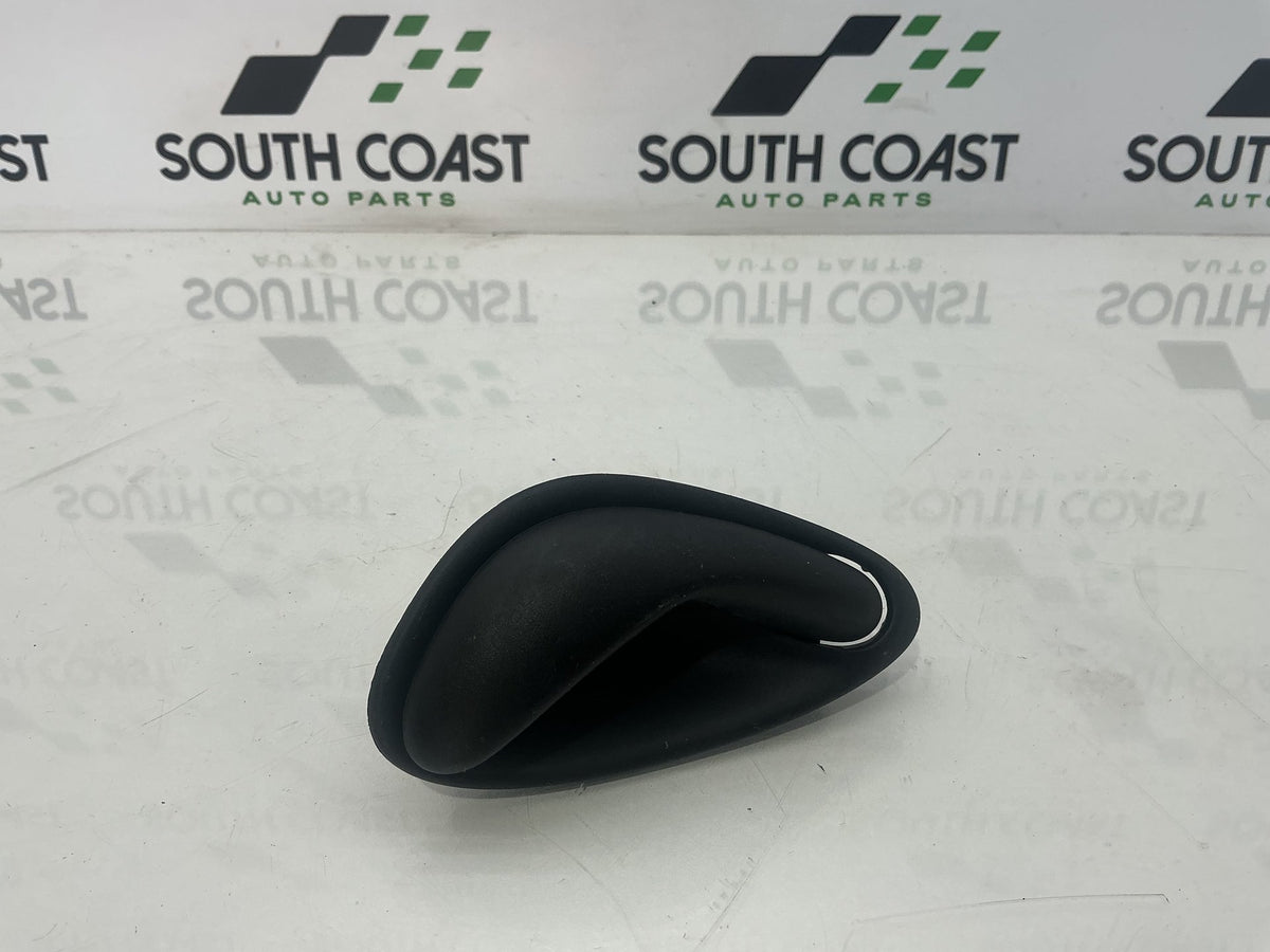 2005 Holden Adventra VZ 6G1ZM84785L518795 Left Front Door Interior Handle 92055321