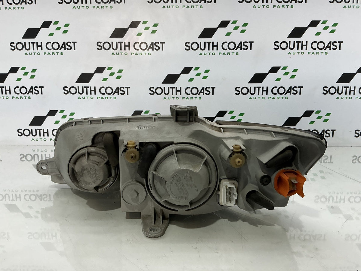 2005 Holden Adventra VZ 6G1ZM84785L518795 Right Headlight 92122168