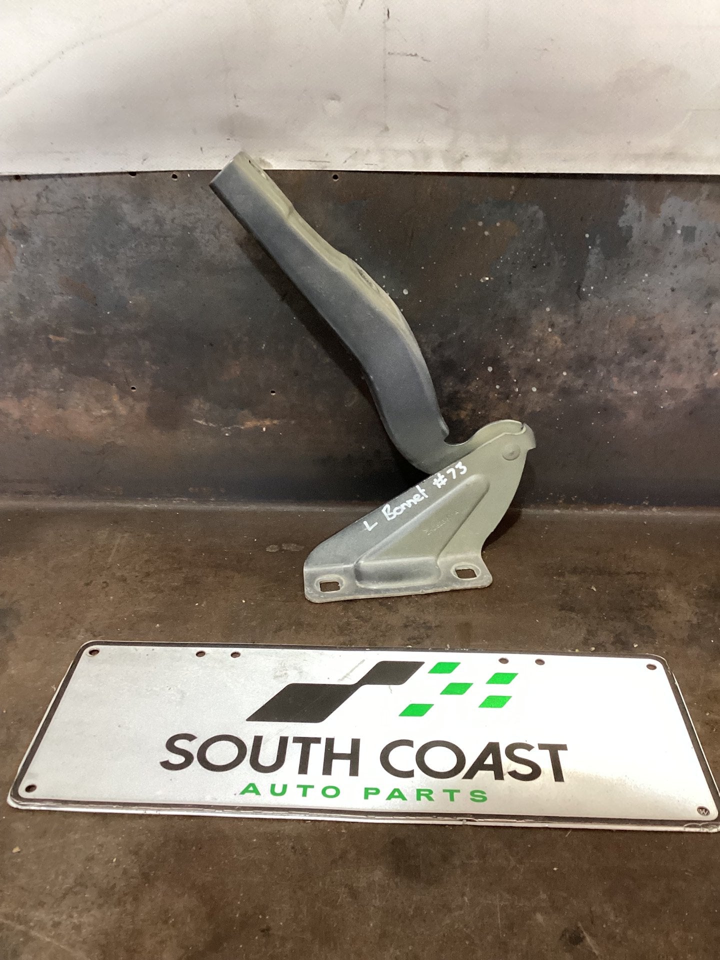 2018 Volkswagen Amarok Left Bonnet Hinge 2H0828301A