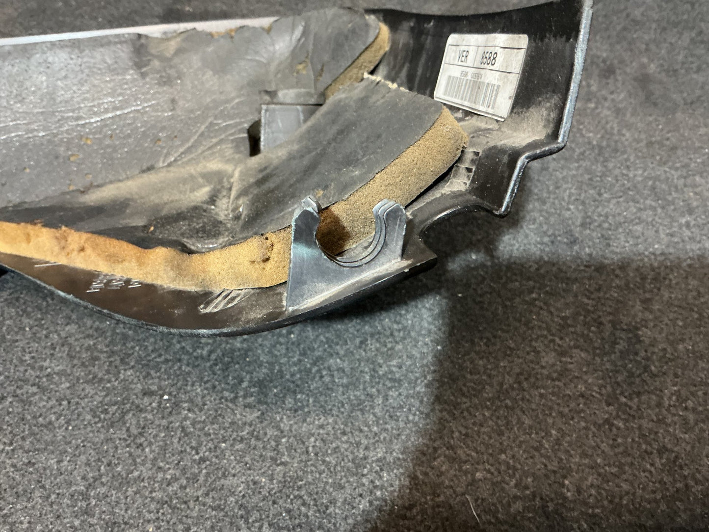 Holden Calais VE 6G1EX55768L940846 Engine Cover