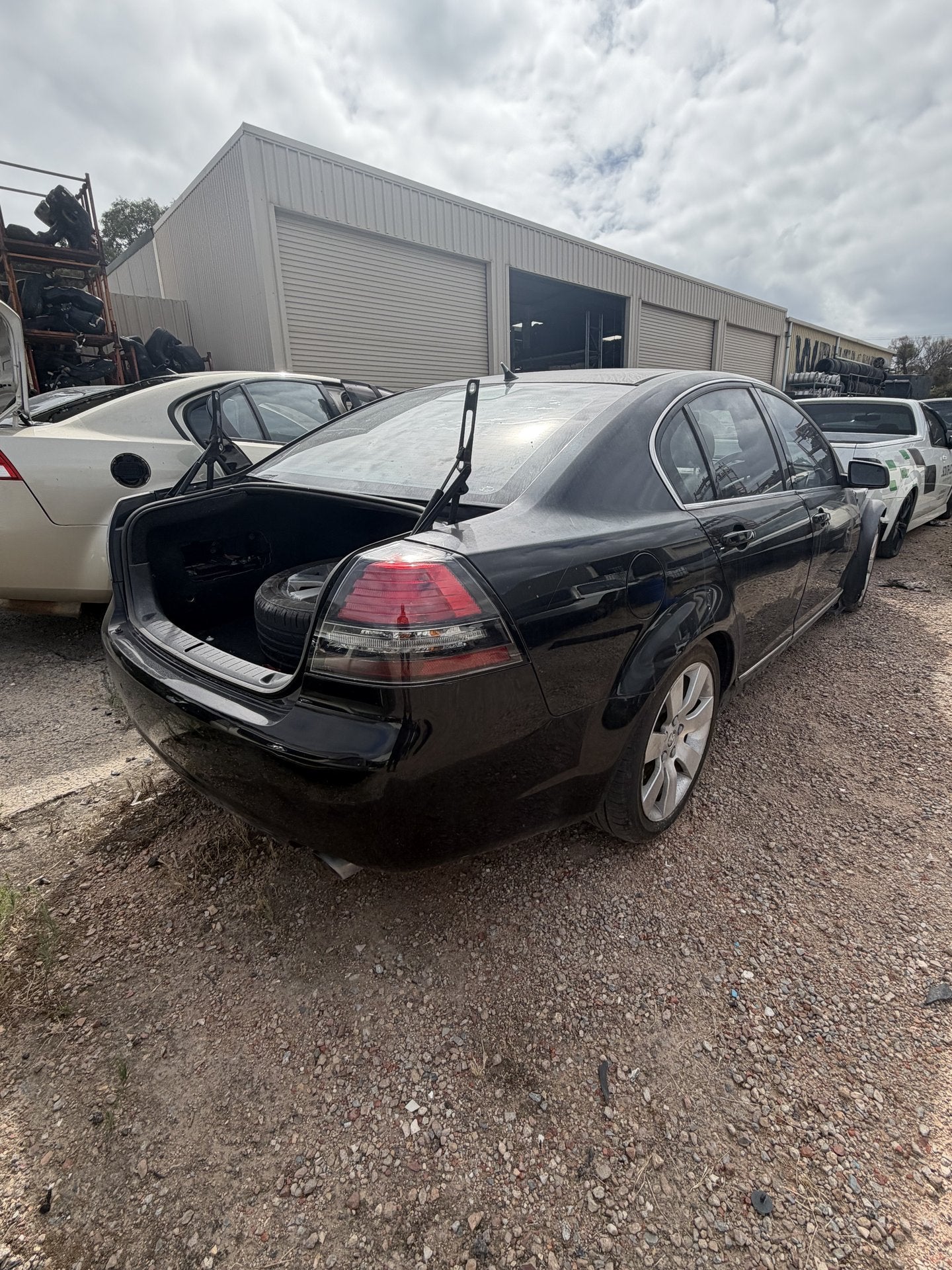 Holden Calais VE 6G1EX55768L940846 Air Dam