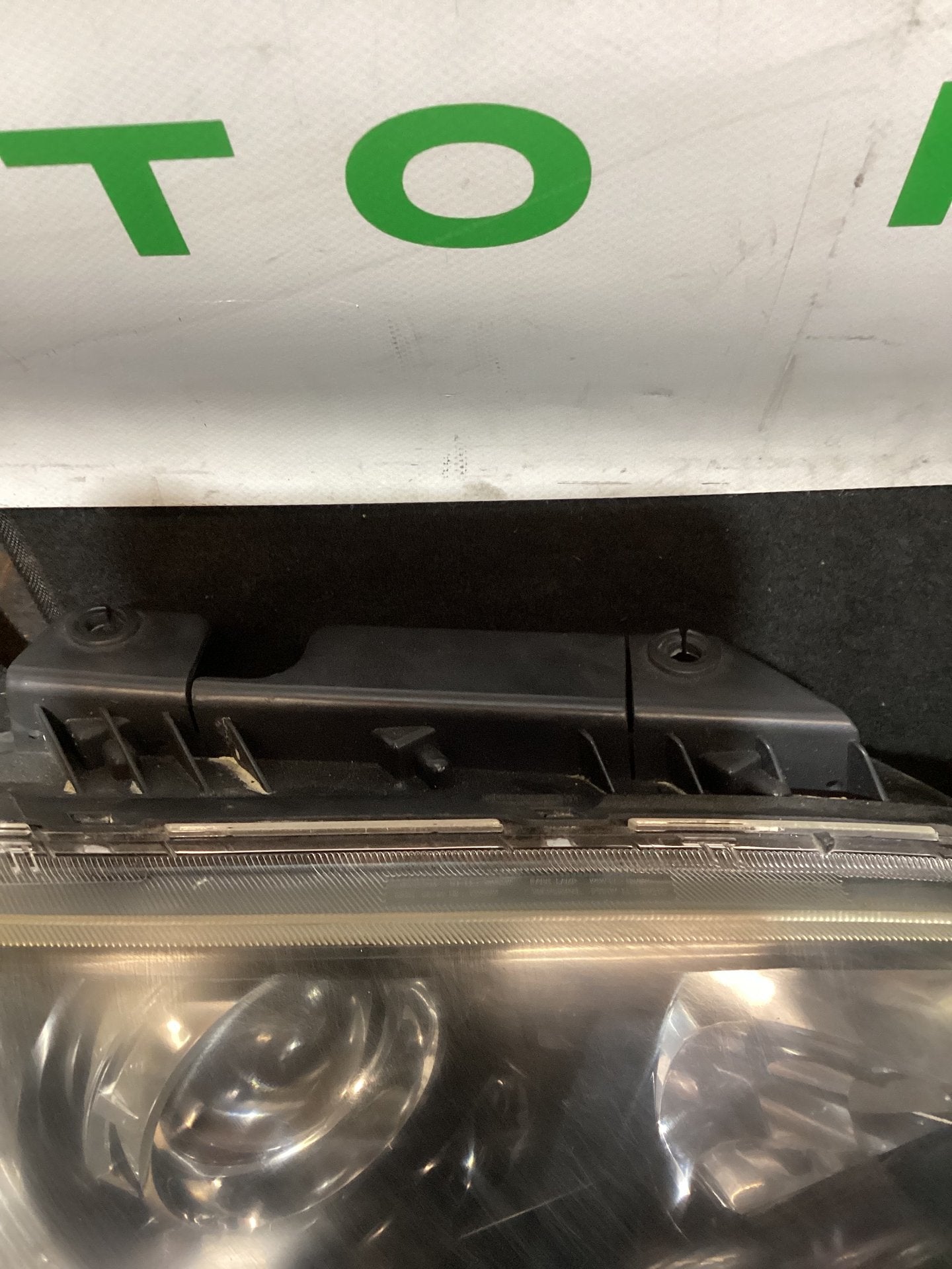 Holden Calais VE 6G1EX55768L940846 Right Headlight