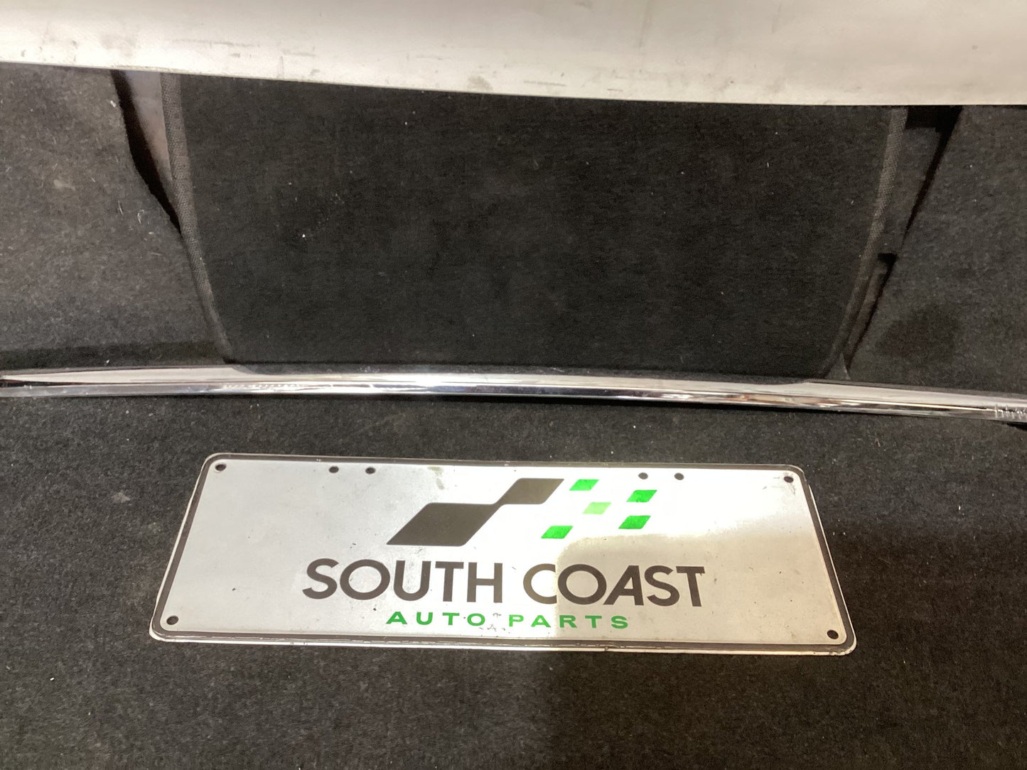 Holden Calais VE 6G1EX55768L940846 Right Front Door Moulding