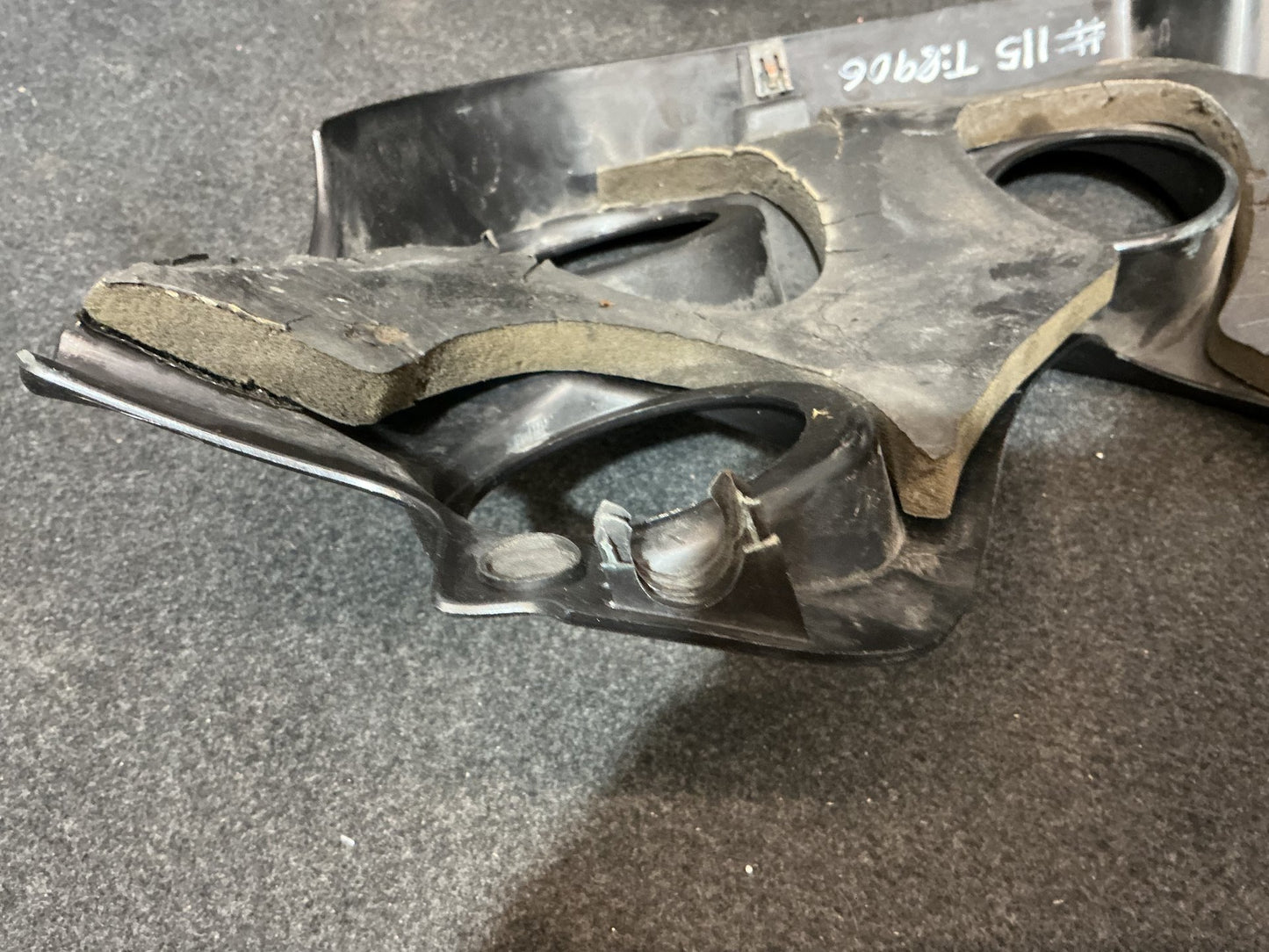 Holden Calais VE 6G1EX55768L940846 Engine Cover