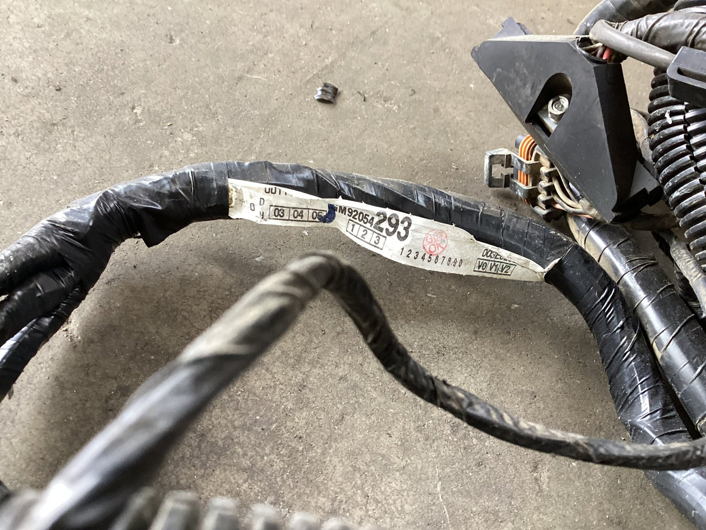 1995 - 1997 Holden Commodore VS  Engine Wiring Harness 92054293